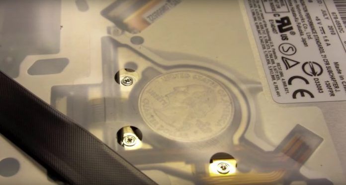 moneda dentro macbook moneda dentro macbook