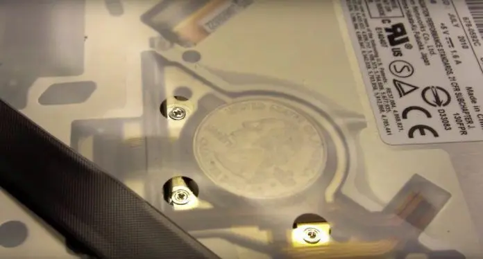 moneda dentro macbook